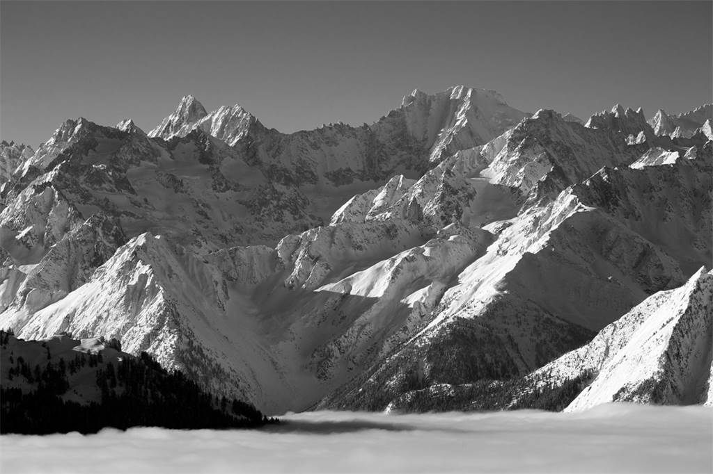 imagen 8 de Se vende chalet con spa, sala de cine, bodega… y vistas a los Alpes suizos.