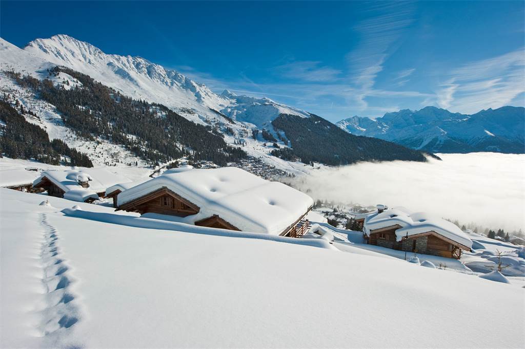 imagen 7 de Se vende chalet con spa, sala de cine, bodega… y vistas a los Alpes suizos.