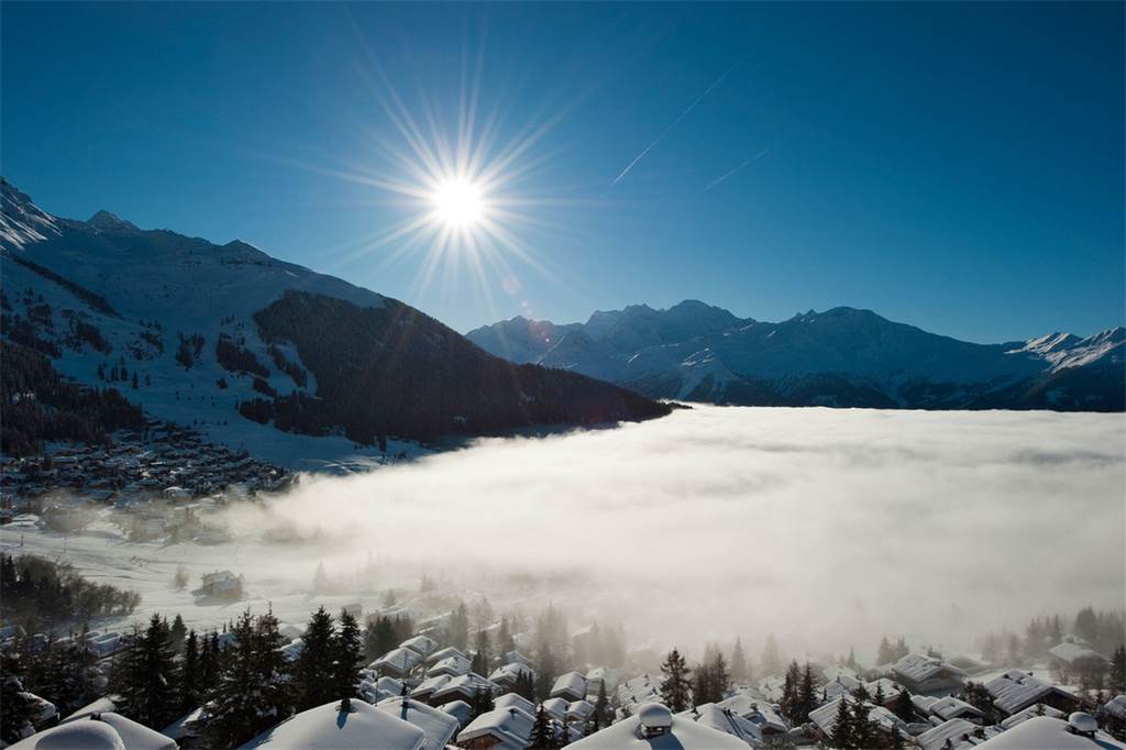 imagen 9 de Se vende chalet con spa, sala de cine, bodega… y vistas a los Alpes suizos.