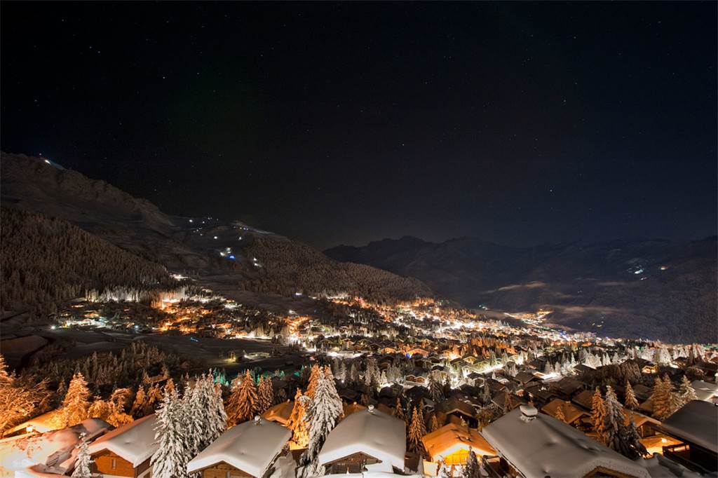 imagen 10 de Se vende chalet con spa, sala de cine, bodega… y vistas a los Alpes suizos.