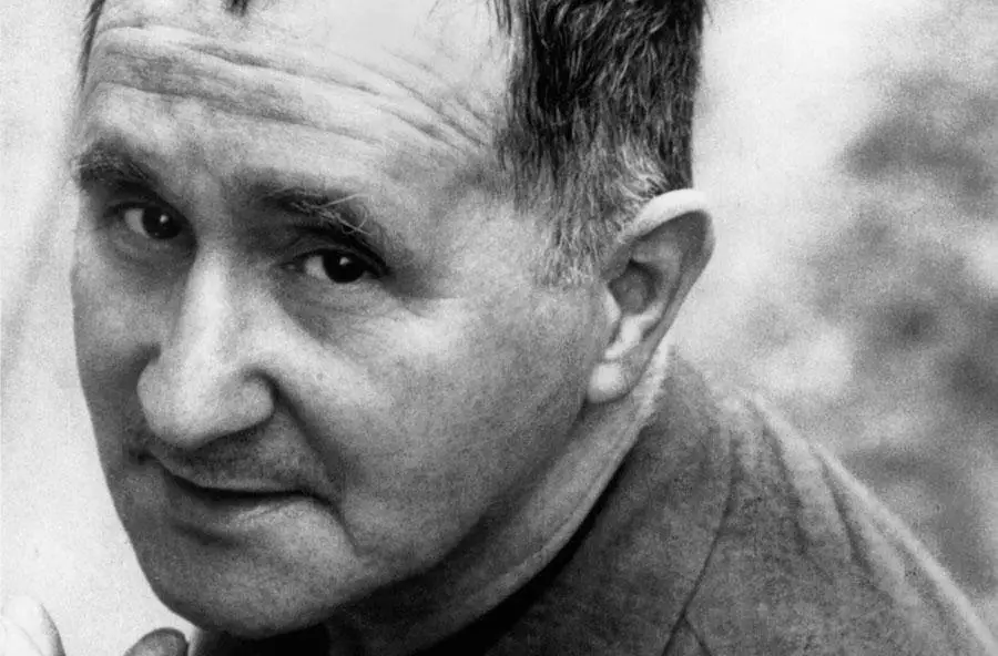 Lo difícil se aprende enseguida y lo hermoso nos cuesta la vida.