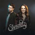 El placer de escuchar las perfectas armonías vocales del dúo SmithField.