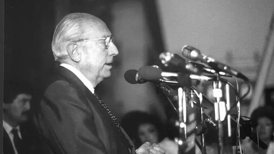 La política ha dejado de ser una política de ideales para convertirse en una política de programas.