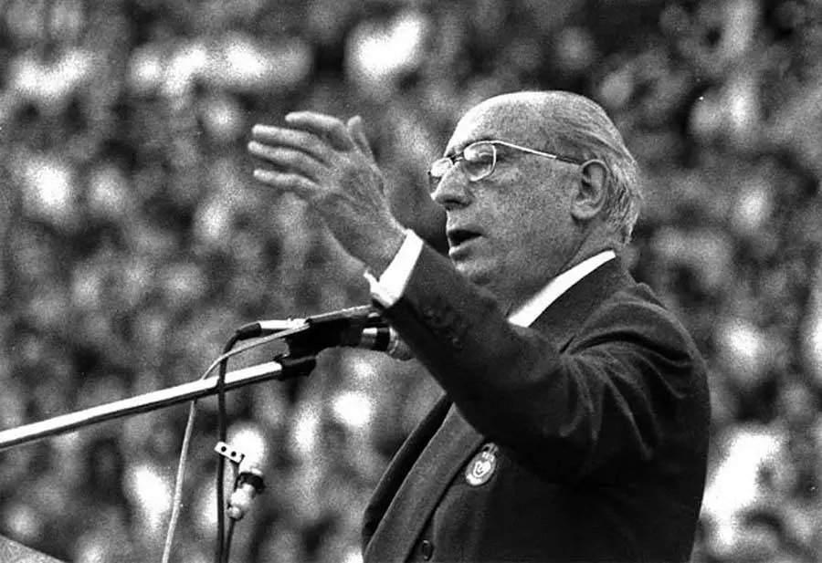 Toda gran revolución política es una gran revolución moral. Toda gran revolución moral supone una gran revolución política.