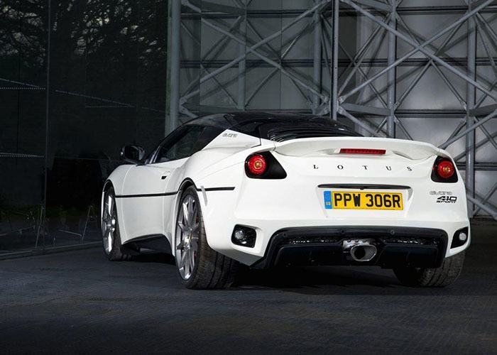 imagen 2 de Lotus Evora Sport 410, o a James Bond nunca le van a faltar los coches.