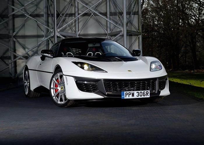 imagen 1 de Lotus Evora Sport 410, o a James Bond nunca le van a faltar los coches.