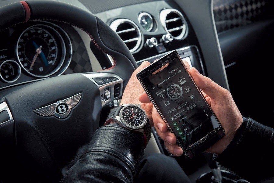 imagen 1 de Breitling + Bentley = un smartwatch híbrido y, claro, deportivo.