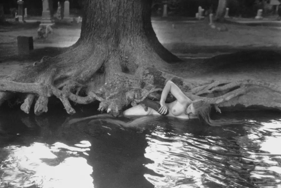 imagen 5 de Una primavera con Francesca Woodman, la fotógrafa evanescente.