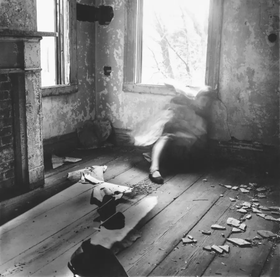 imagen 7 de Una primavera con Francesca Woodman, la fotógrafa evanescente.