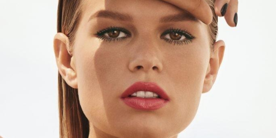 La deslumbrante Anna Ewers, el nuevo rostro de Chanel Les Beiges.