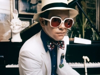imagen de Elton John, cantante, compositor y original icono del pop.