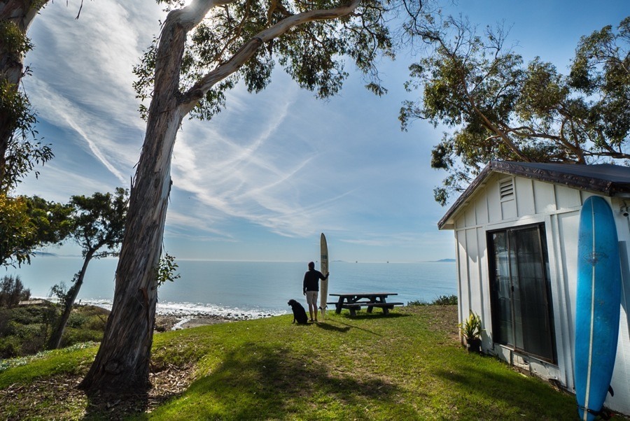 imagen 1 de Kevin Costner vende su idílica y modesta casa, con playa privada, de California.