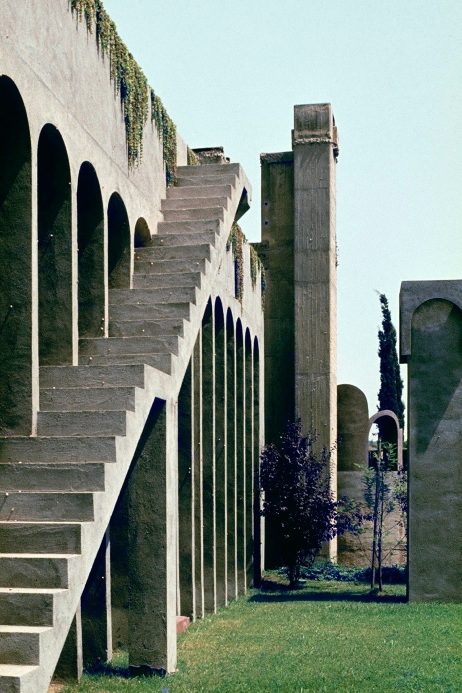imagen 14 de La fábrica de cemento de Bofill, una de las mansiones más bellas del mundo.