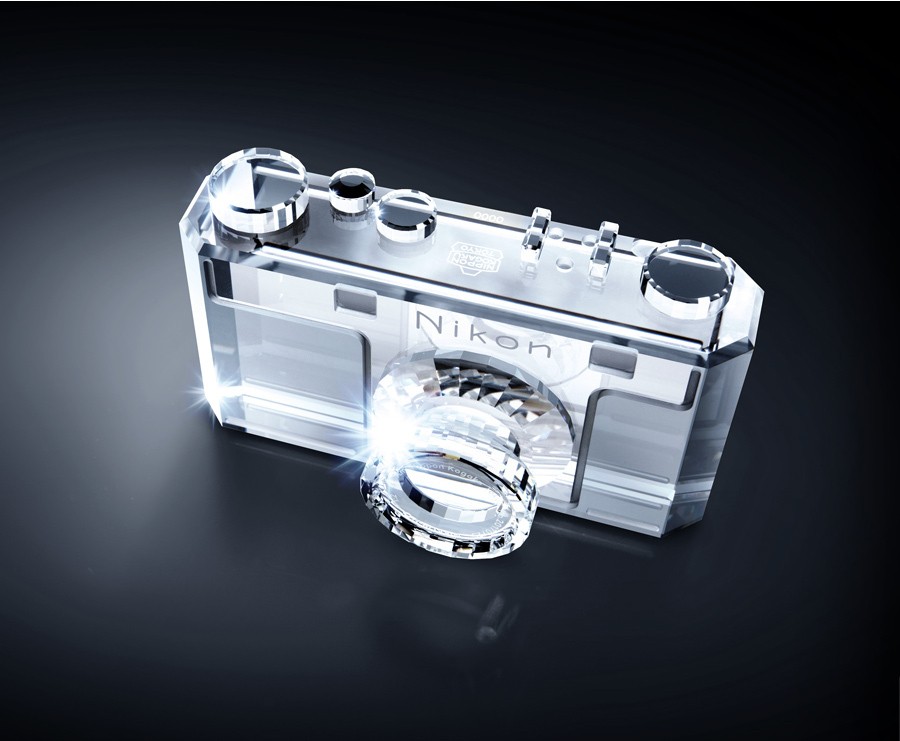 imagen 1 de Una cámara en cristal de Swarovski para celebrar los 100 años de historia de Nikon.