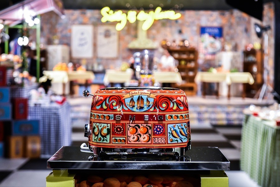 imagen 3 de Dolce & Gabbana se mete hasta la cocina con SMEG.