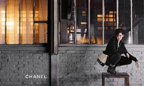 Kristen Stewart presenta el bolso Gabrielle de Chanel.
