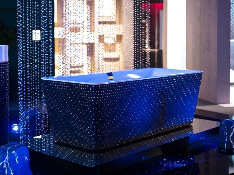 imagen 4 de La bañera de Villeroy & Boch que brilla con 5000 cristales de Swarovski.