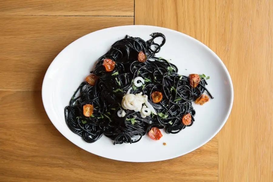 imagen 3 de La Fábrica, un espacio para comer y disfrutar del gusto, del aroma, del arte, las letras…