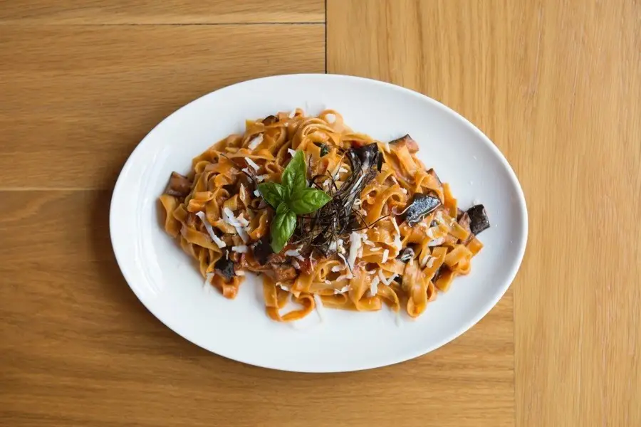 imagen 1 de La Fábrica, un espacio para comer y disfrutar del gusto, del aroma, del arte, las letras…