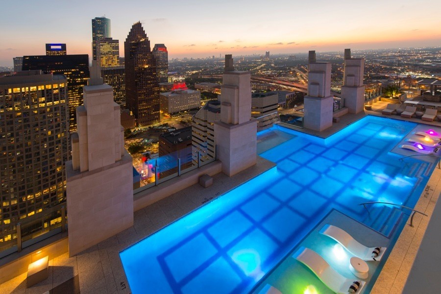 imagen 7 de Una casa con piscina infinita y suelo de cristal sobre el cielo de Houston.