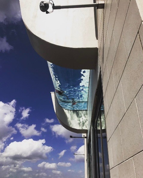 imagen 2 de Una casa con piscina infinita y suelo de cristal sobre el cielo de Houston.