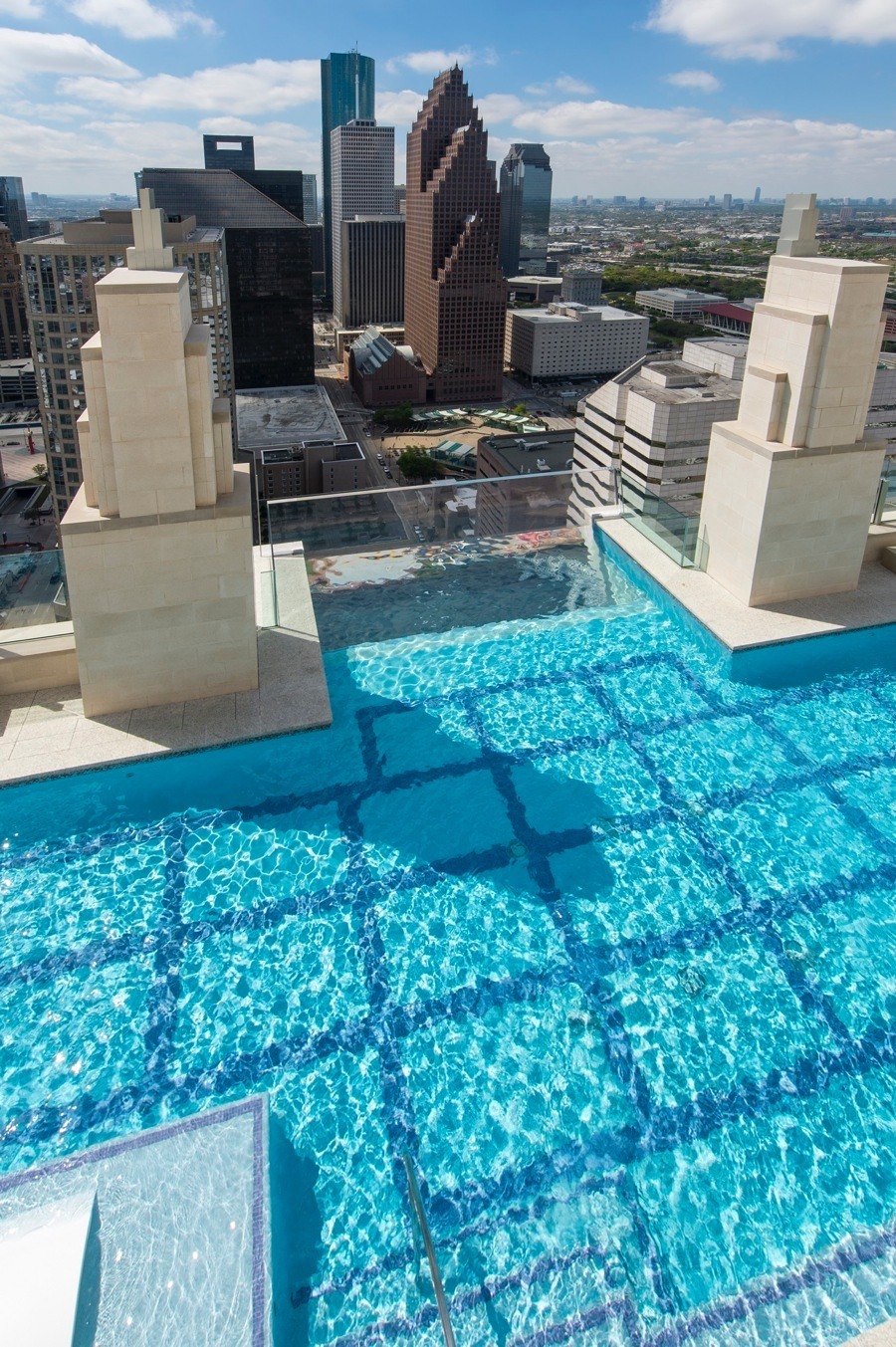 imagen 4 de Una casa con piscina infinita y suelo de cristal sobre el cielo de Houston.
