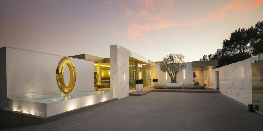 90 millones por: la mansión más cara de Beverly Hills + un Rolls Royce de oro + un Lamborghini de oro + ... chicas doradas al sol.