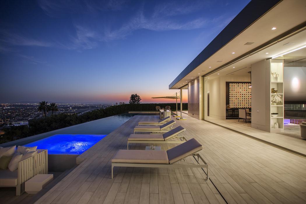 imagen 3 de 90 millones por: la mansión más cara de Beverly Hills + un Rolls Royce de oro + un Lamborghini de oro + … chicas doradas al sol.