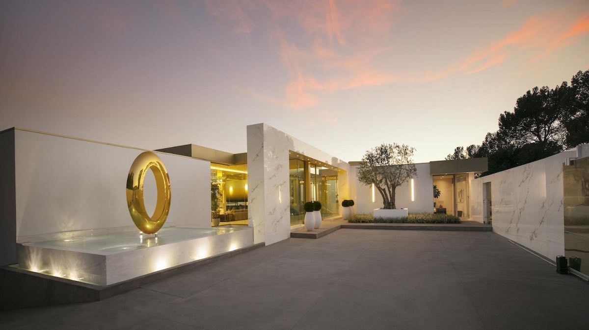 imagen 1 de 90 millones por: la mansión más cara de Beverly Hills + un Rolls Royce de oro + un Lamborghini de oro + … chicas doradas al sol.