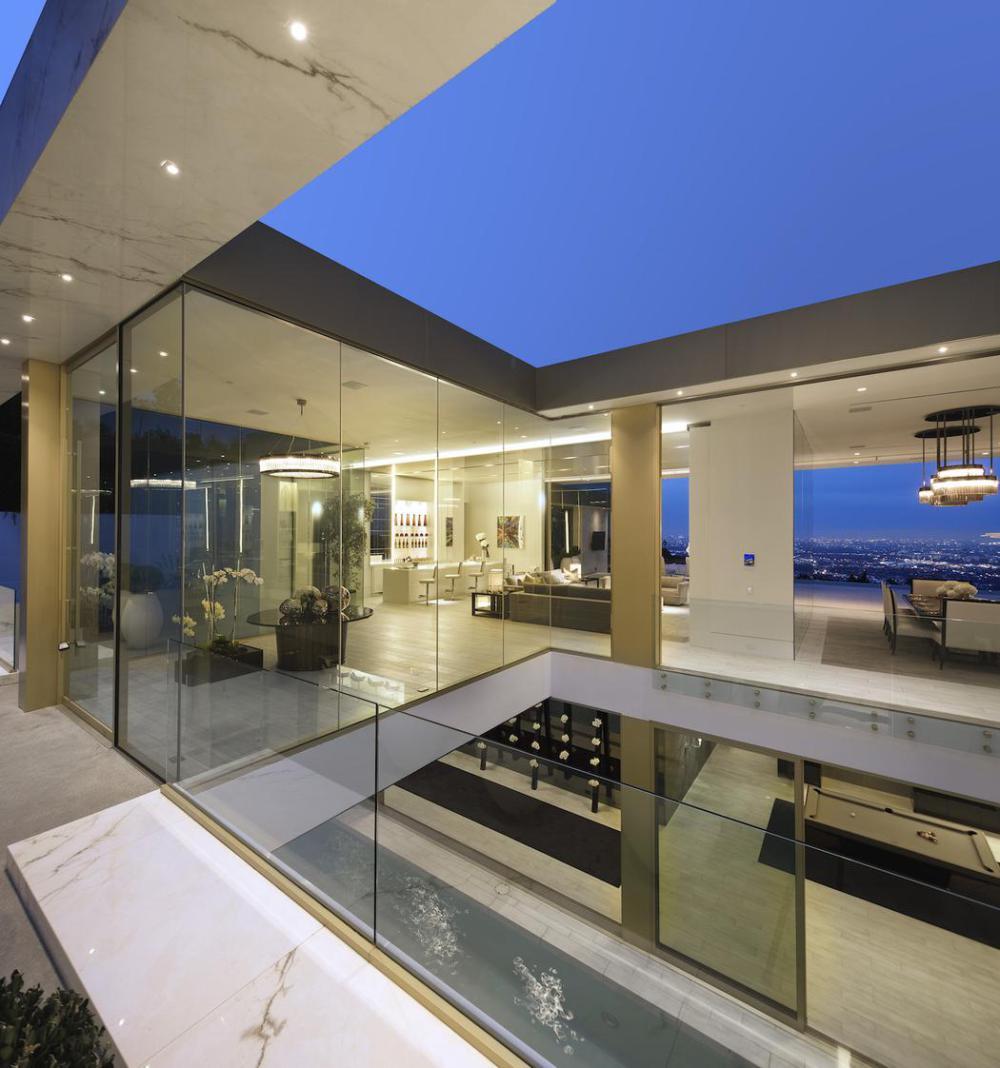 imagen 4 de 90 millones por: la mansión más cara de Beverly Hills + un Rolls Royce de oro + un Lamborghini de oro + … chicas doradas al sol.