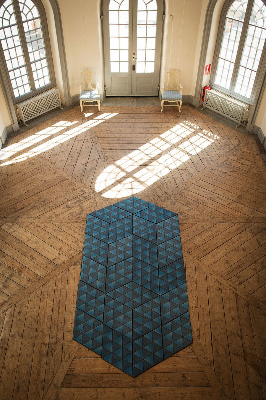 imagen 2 de Jigsaw Rug: alfombras geométricas suecas que se montan como un puzzle.