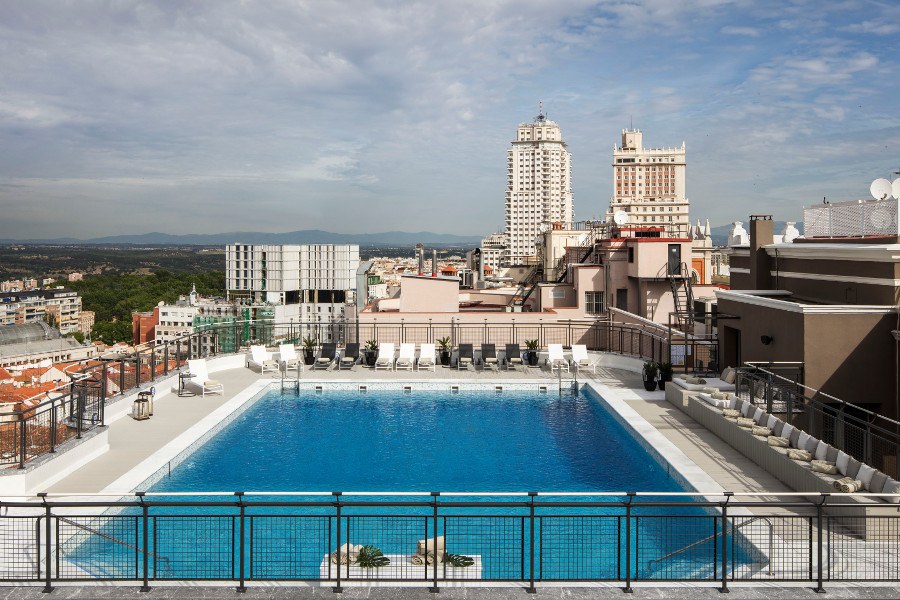 imagen 1 de La terraza del Hotel Emperador: un paraíso con piscina y vistas en pleno centro de Madrid.