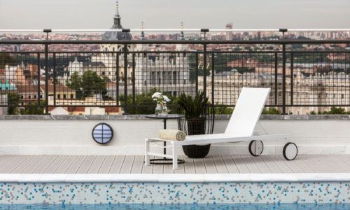 La terraza del Hotel Emperador: un paraíso con piscina y vistas en pleno centro de Madrid.