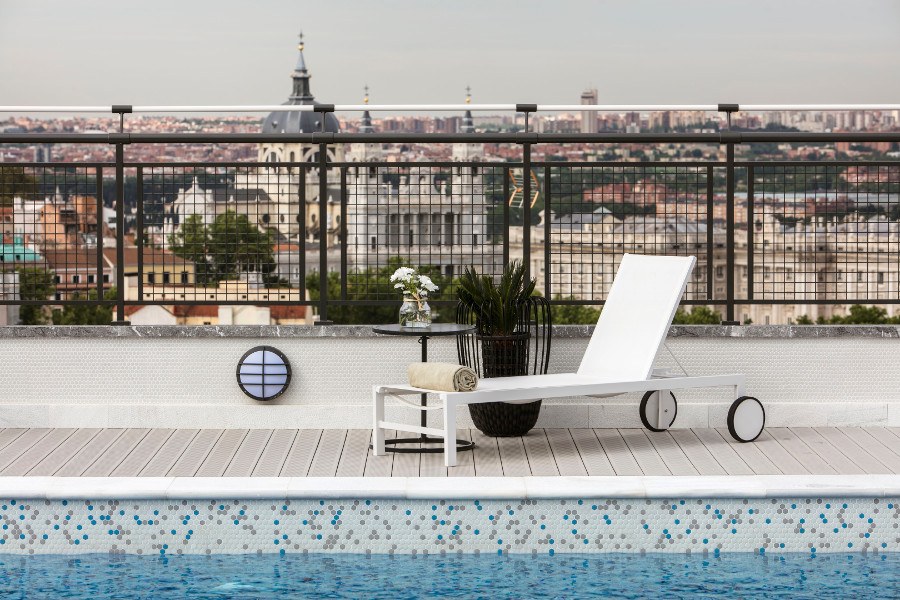 imagen 2 de La terraza del Hotel Emperador: un paraíso con piscina y vistas en pleno centro de Madrid.