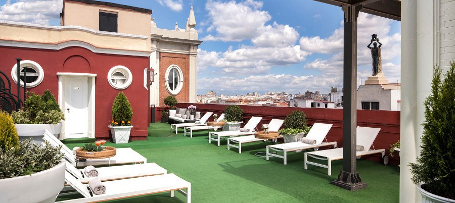 imagen 4 de La terraza del Hotel Emperador: un paraíso con piscina y vistas en pleno centro de Madrid.
