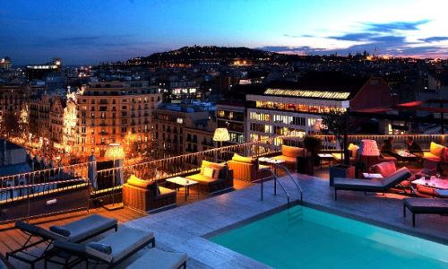 La Dolce Vita del Majestic, el hotel de lujo con más historia de Barcelona, comienza en su terraza.