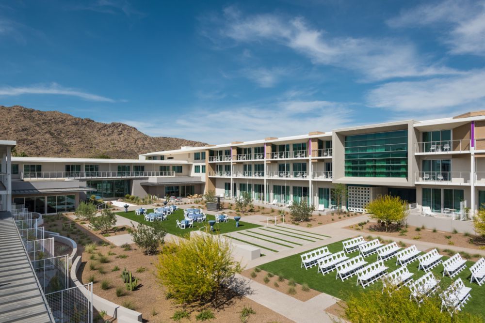 imagen 2 de Mountain Shadows, un hotel de lujo renovado entre el desierto y un campo de golf, en Arizona.