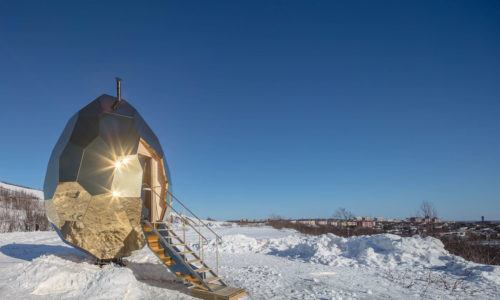 La sauna en un huevo de oro en medio de Laponia.