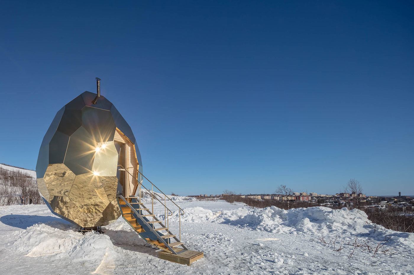 imagen 4 de La sauna en un huevo de oro en medio de Laponia.
