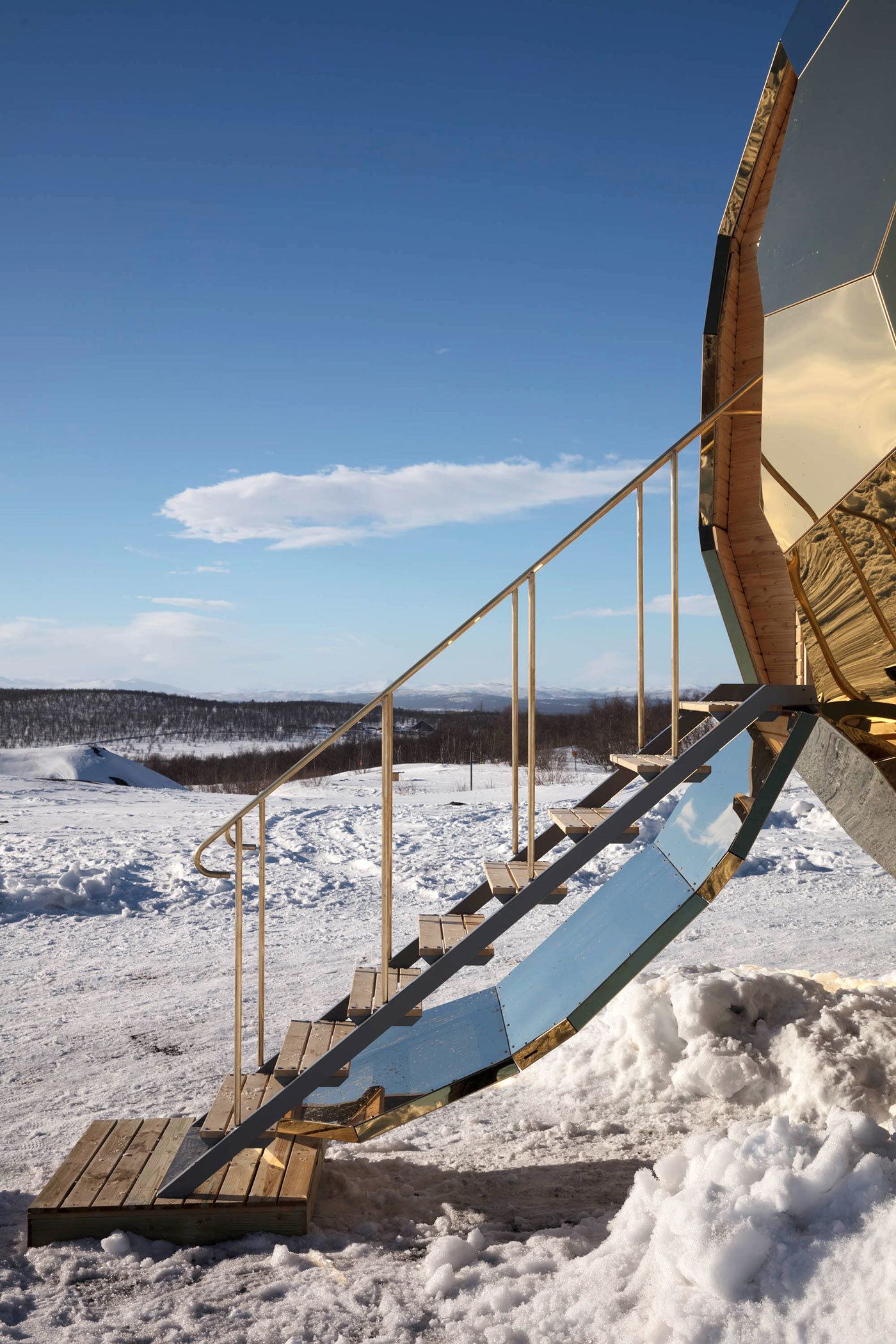 imagen 11 de La sauna en un huevo de oro en medio de Laponia.
