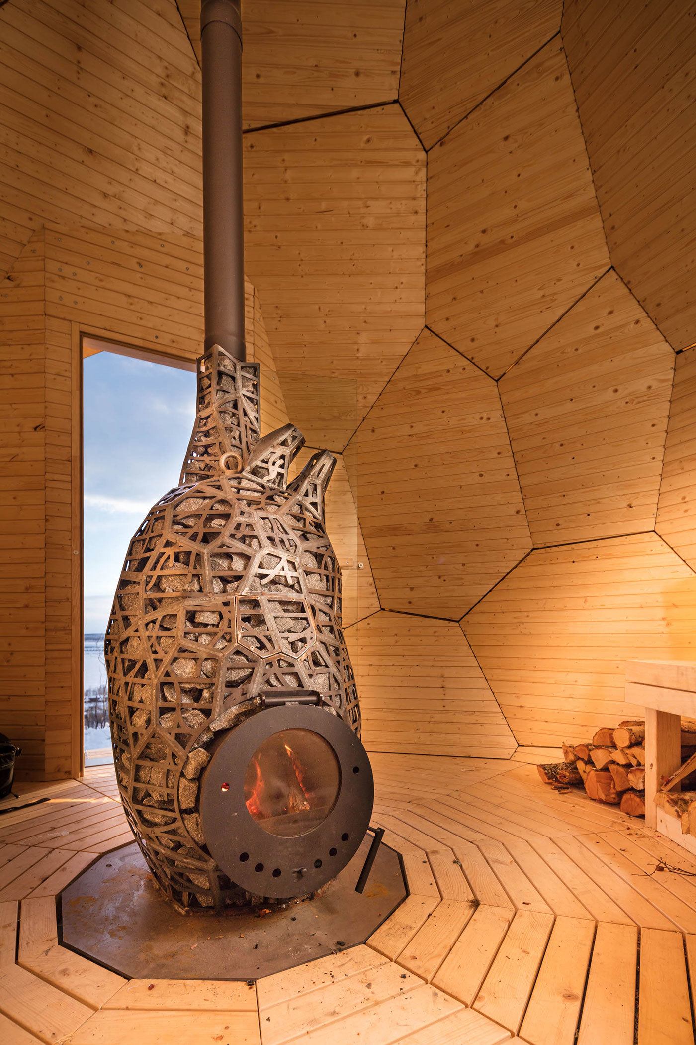imagen 5 de La sauna en un huevo de oro en medio de Laponia.