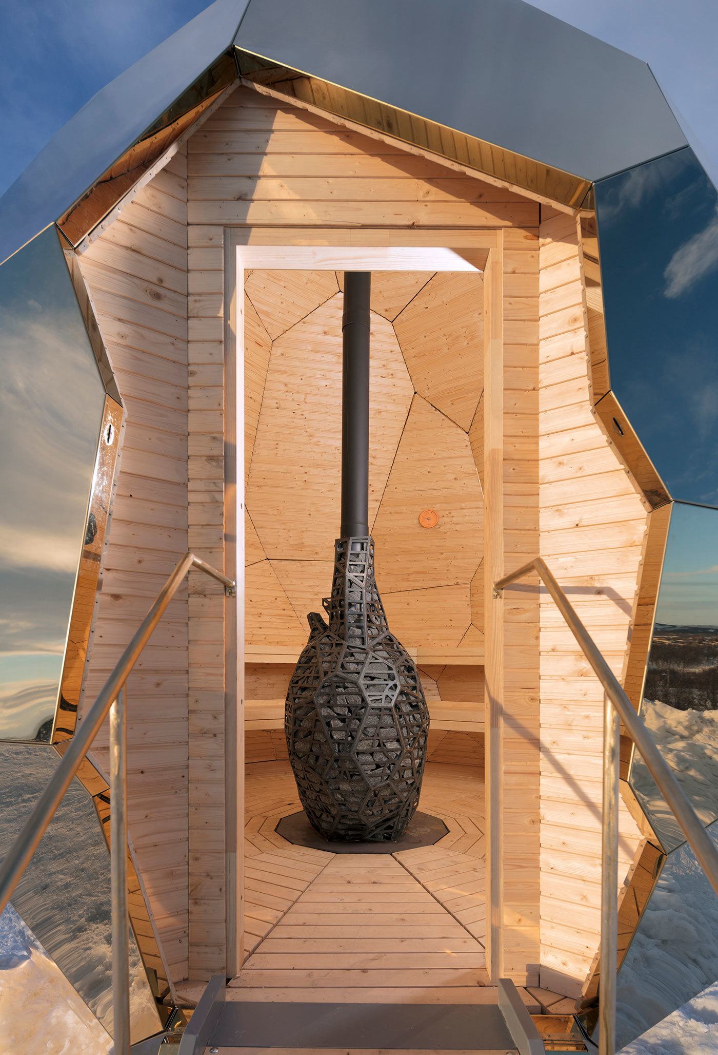 imagen 8 de La sauna en un huevo de oro en medio de Laponia.