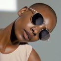 Así mira el mundo Maison Margiela, con gafas Mykita.