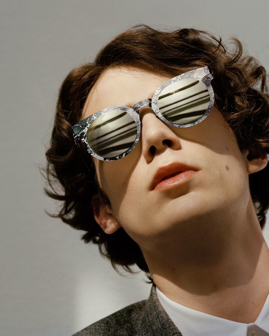 imagen 1 de Así mira el mundo Maison Margiela, con gafas Mykita.