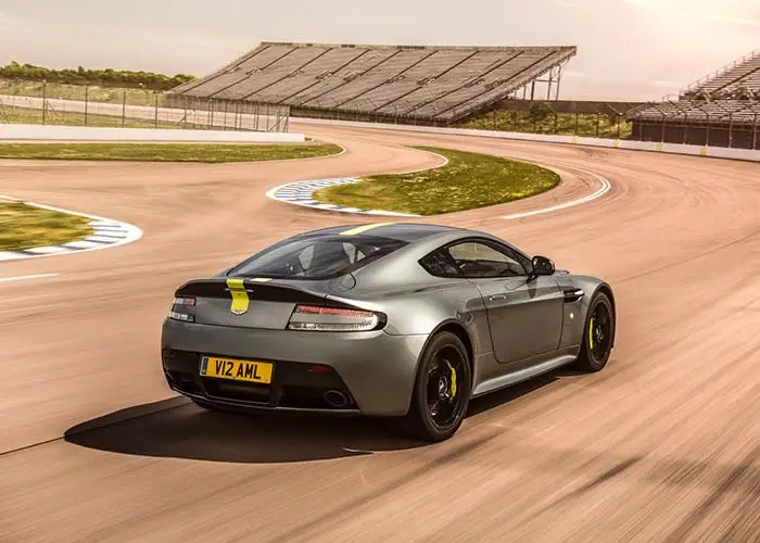 imagen 2 de Aston Martin Vantage AMR. Un día en las carreras. Y otro. Y otro.