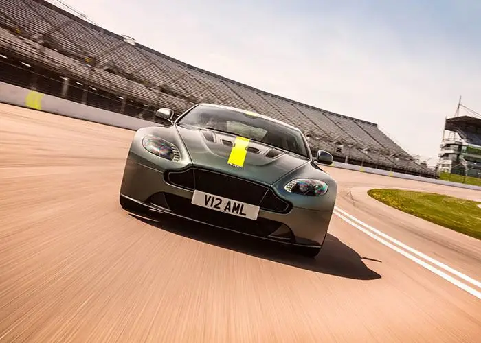 imagen 6 de Aston Martin Vantage AMR. Un día en las carreras. Y otro. Y otro.