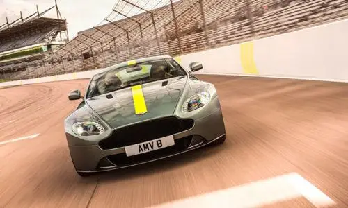 Aston Martin Vantage AMR. Un día en las carreras. Y otro. Y otro.