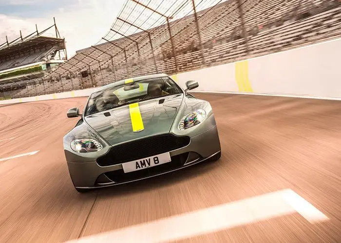 imagen 7 de Aston Martin Vantage AMR. Un día en las carreras. Y otro. Y otro.