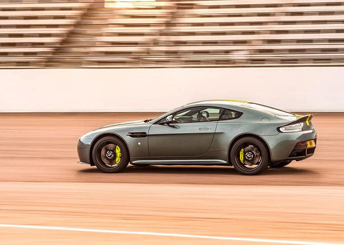 imagen 8 de Aston Martin Vantage AMR. Un día en las carreras. Y otro. Y otro.