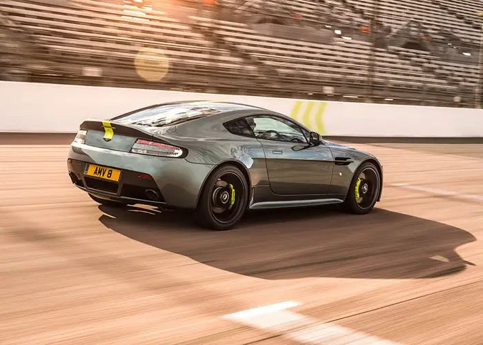 imagen 9 de Aston Martin Vantage AMR. Un día en las carreras. Y otro. Y otro.